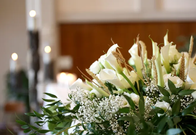 städ av dödsbo blommor